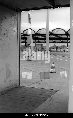 GDR, Berlín, 23.08.1990, edificio de facturación del antiguo cruce fronterizo Bornholmer Straße, [traducción automática] Foto de stock