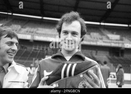 Franz Beckenbauer (equipo alemán) con zapatos Adidas 21.02.1977 (estimado). [traducción Fotografía stock - Alamy