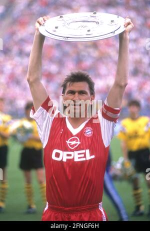 FC Bayern München Campeón Alemán 1990. 12.05.1990. El capitán del equipo Klaus Augenthaler presenta el trofeo del campeonato. [traducción automática] Foto de stock