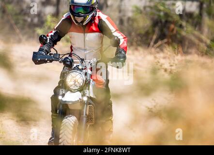 Hombre con casco de motocross en la carrera clásica de motocicletas en  Reino unido Fotografía de stock - Alamy