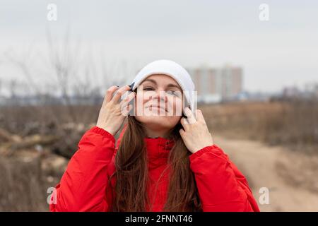 Muy feliz a la mujer en un gorro de punto y mitones de lana gris Fotografía  de stock - Alamy