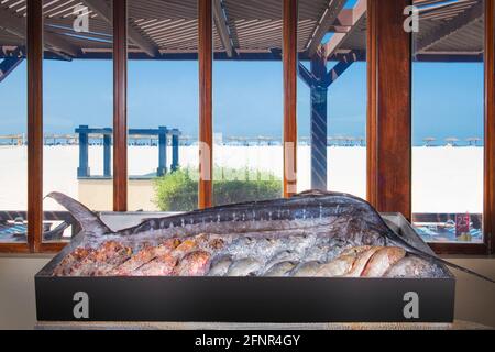 Enorme pez espada entero en exhibición en un restaurante en la playa. Foto de stock