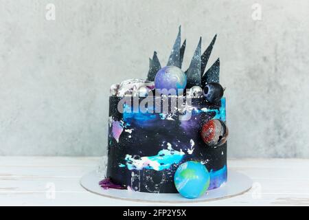 Pastel delicioso con crema color galaxia y decoración en forma de estrella  se coloca sobre una mesa gris Fotografía de stock - Alamy