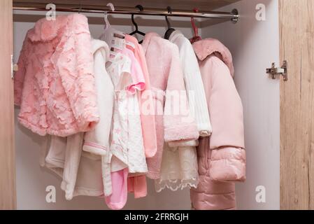 Perchas con ropa de bebé en el armario Fotografía de stock - Alamy