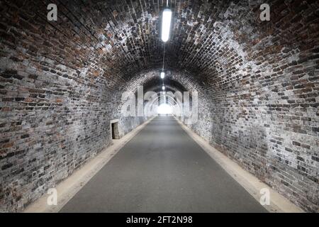 Túnel en el Keswick a Threlkeld carril ciclo, Lake District, Cumbria, Reino Unido. Foto de stock