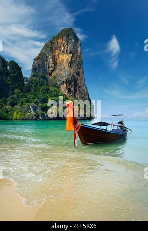 vista de la isla de piedra caliza y barco de cola larga en phang nga en tailandia Foto de stock