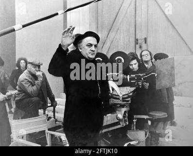 Federico Fellini dirige su película 'Amarcord', Roma, 1974