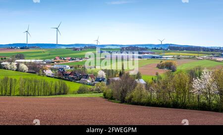 Industrializierte Landschaft bei Zwickau mit Windkraft, Sachsen, im Frühling, abril, mit blühenden Bäumen