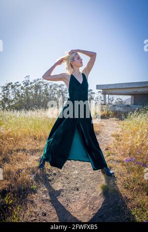 Moda en lugares inusuales, Mujer en la longitud completa vestido en la ruta  de senderismo Fotografía de stock - Alamy