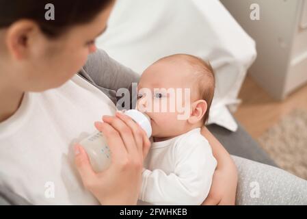 Adorable Chica Alimentando A Un Bebe Recien Nacido Con Un Vaso De Leche De Cabra Fotografia De Stock Alamy
