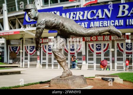 Cincinnati, Ohio, 29 de agosto de 2020: Estatua de Joe Nuxhall frente al estadio Great American Ball Park, el hogar del equipo de béisbol Cincinnati Reds