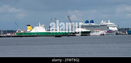 Southampton, Inglaterra, Reino Unido. 2021. El envío comercial un ferry de oro y un crucero shiip en el puerto de Southampton, Reino Unido.