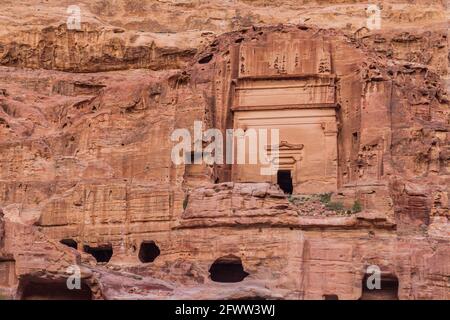 Tumba de Unayshu en la antigua ciudad de Petra, Jordania