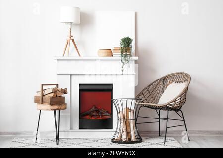 Moderna chimenea eléctrica cerca de la pared blanca en el interior  Fotografía de stock - Alamy