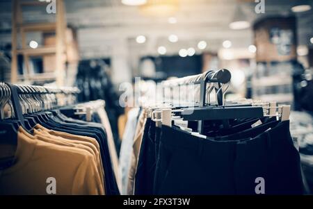 perchas en la tienda con ropa colgada en la ventana en una fila. ropa de  mujer, moda, compras 7193163 Foto de stock en Vecteezy