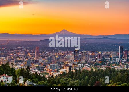En Portland, Oregón, EE.UU. ciudad con Mt. El capó al amanecer. Foto de stock