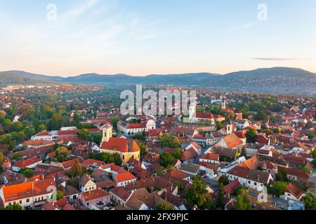 Szentendre, Hungría La ciudad de las artes desde la vista de los pájaros. Paisaje urbano aéreo.