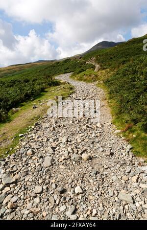 Piedras en un sendero que conduce hacia Walna Scar cerca del Viejo Hombre de Coniston en Cumbria, Inglaterra. Foto de stock