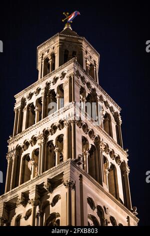 El campanario de la Catedral de San Dominio en el Palacio de Diocleciano en el casco antiguo de Split, la segunda ciudad más grande de Croacia Foto de stock