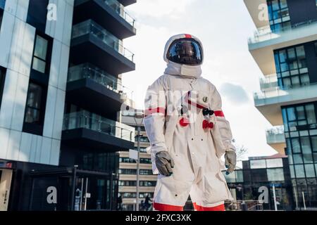 Astronauta adulto medio con traje espacial corriendo por la escalera  Fotografía de stock - Alamy