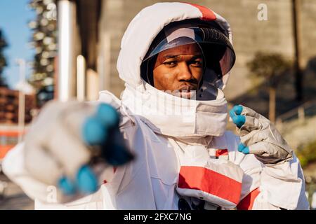 Astronauta adulto medio con traje espacial corriendo por la escalera  Fotografía de stock - Alamy
