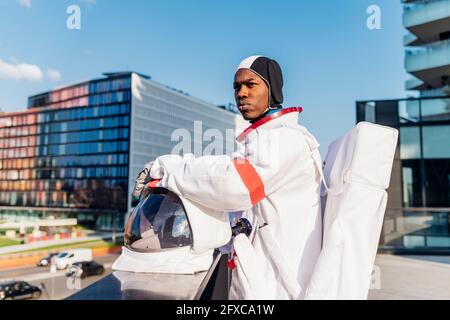 Astronauta adulto medio con traje espacial corriendo por la escalera  Fotografía de stock - Alamy