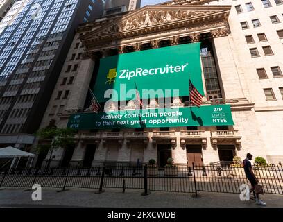 La Bolsa de Nueva York está decorada el miércoles 26 de mayo de 2021 para la cotización directa de ZipRecruiter. ZipRecruiter es la cuarta empresa este año en ir a la ruta de un listado directo en contraposición a una oferta pública inicial (© Richard ...