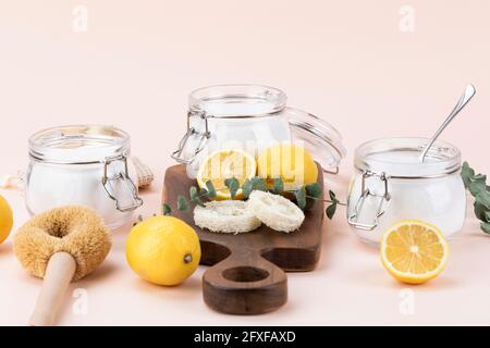 Limpieza sin residuos: Ácido cítrico en polvo, cuchara de madera y limón  Fotografía de stock - Alamy