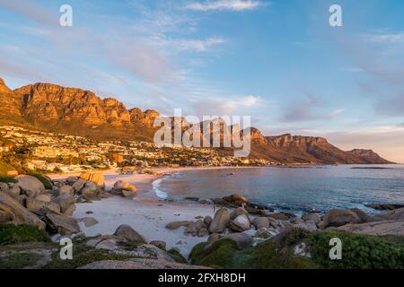Puesta de sol sobre Camps Bay Beach en Ciudad del Cabo, Cabo Occidental, Sudáfrica.