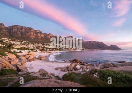 Puesta de sol sobre Camps Bay Beach en Ciudad del Cabo, Cabo Occidental, Sudáfrica.