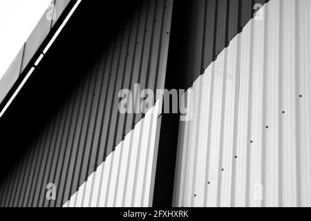 Detalles de la chapa de hierro corrugado blanco y negro utilizada como  fachada de un almacén o fábrica. Textura de una chapa metálica de zinc  corrugado sin costuras Fotografía de stock - Alamy