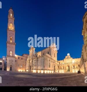 Catedral y Plaza del Duomo de Lecce al atardecer, Salento, Apulia, Italia, Europa