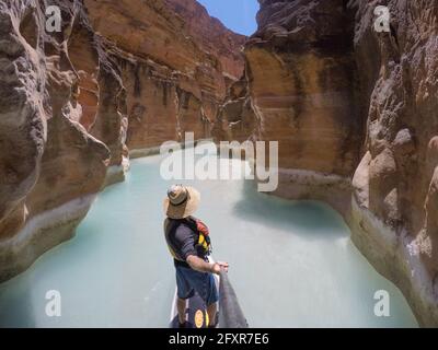 El fotógrafo se salta Brown en un tablón de remo en la boca de Havasu Creek en el Gran Cañón, Arizona, Estados Unidos de América, Norteamérica Foto de stock