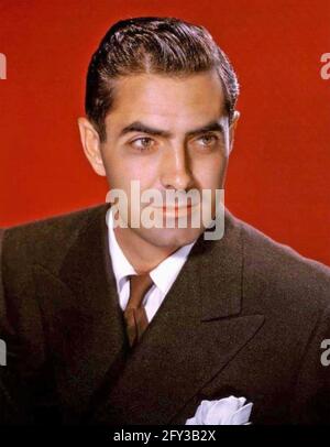 TYRONE POWER (1914-1958) actor de cine estadounidense cerca de 1945
