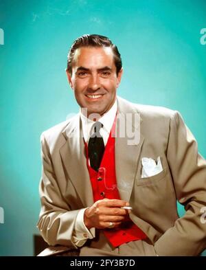 TYRONE POWER (1914-1958) actor de cine estadounidense cerca de 1945