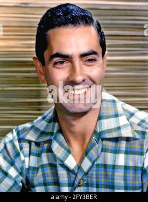 TYRONE POWER (1914-1958) actor de cine estadounidense cerca de 1945