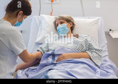 Enfermera con un paciente hospitalizado. Limoges hospital, Francia,  determinación de la saturación de oxígeno-hemoglobina de la sangre con un  oxímetro de pulso Fotografía de stock - Alamy