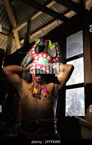 Un intérprete de 'caci' (la tradicional lucha de látigo de la isla de Flores, arte marcial) preparándose para un espectáculo en el pueblo de Liang Ndara, Mbeliling, West Manggarai, Flores, East Nusa Tenggara, Indonesia. Foto de stock