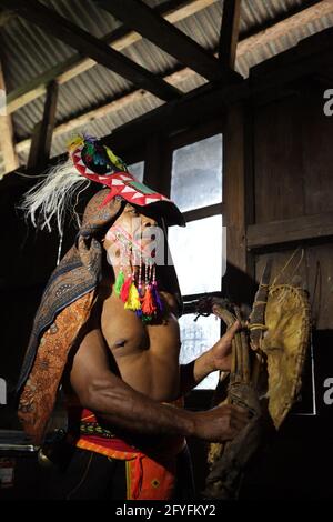 Un intérprete de 'caci' (la tradicional lucha de látigo de la isla de Flores, arte marcial) preparándose para un espectáculo en el pueblo de Liang Ndara, Mbeliling, West Manggarai, Flores, East Nusa Tenggara, Indonesia. Foto de stock