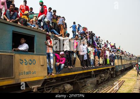 Arriesgado viaje en tren Capturé esta imagen el 19th de febrero de 2019 desde la estación de tren de Tonggi, Dhaka, Bangladesh, Asia del Sur