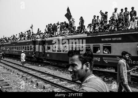 Arriesgado viaje en tren Capturé esta imagen el 19th de febrero de 2019 desde la estación de tren de Tonggi, Dhaka, Bangladesh, Asia del Sur
