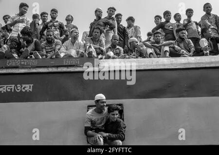 Arriesgado viaje en tren Capturé esta imagen el 19th de febrero de 2019 desde la estación de tren de Tonggi, Dhaka, Bangladesh, Asia del Sur
