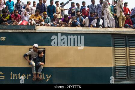 Arriesgado viaje en tren Capturé esta imagen el 19th de febrero de 2019 desde la estación de tren de Tonggi, Dhaka, Bangladesh, Asia del Sur
