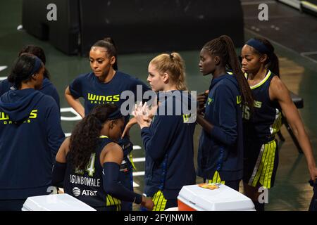 27 de mayo de 2021, Atlanta, GA, Estados Unidos: AWAK KUIER, Desde Finlandia (segundo desde la derecha) juega en su primer partido con WNBAÃs Dallas Wings contra Atlanta Dream. (Imagen de crédito: © Robin Rayne/ZUMA Wire)