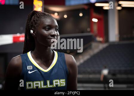 27 de mayo de 2021, Atlanta, GA, Estados Unidos: AWAK KUIER, Desde Finlandia, juega en su primer partido con WNBAÃs Dallas Wings contra Atlanta Dream. (Imagen de crédito: © Robin Rayne/ZUMA Wire)