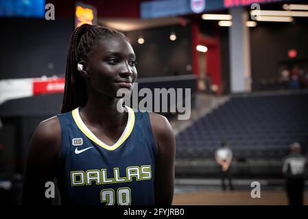 27 de mayo de 2021, Atlanta, GA, Estados Unidos: AWAK KUIER, Desde Finlandia, juega en su primer partido con WNBAÃs Dallas Wings contra Atlanta Dream. (Imagen de crédito: © Robin Rayne/ZUMA Wire)