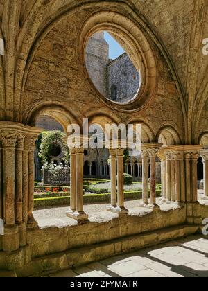 Abadía de Fontfroide cerca de Narbonnne Foto de stock