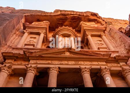 Los tholos centrales del nivel superior del Tesoro, tallados en piedra tocada por patrones de erosión, Petra, Jordania