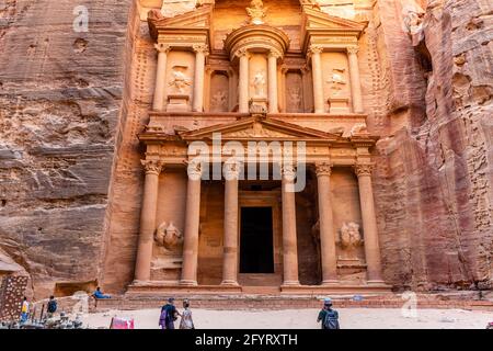 Vista frontal completa del Tesoro, Al-Khazneh tocado por patrones de erosión, una de las siete maravillas del mundo antiguo fue tallada en piedra de rosa roja, Petra