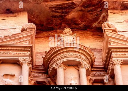 Los tholos centrales del nivel superior del Tesoro, tallados en arenisca de rosa roja, tocado por la erosión, Petra, Jordania Foto de stock